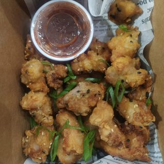 Pollo crispy casero de muslo de pollo amarillo con sweet chilli piquillo