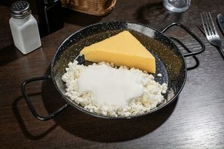 Brânză cu smântână, mămăliguță și ochi