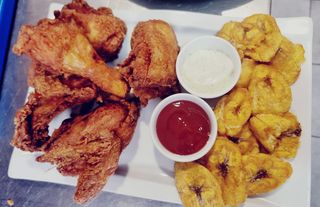 Pica Pollo Y Tostones