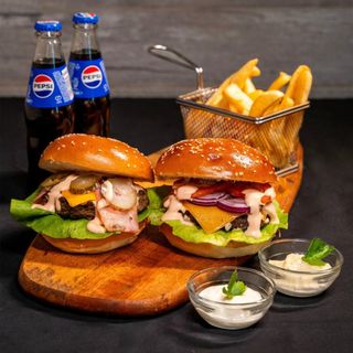 Duo Burger: Classic Burger + Cheeseburger + Cartofi + Pepsi