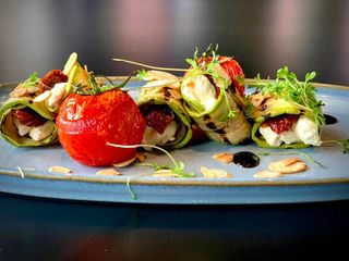 ყაბაყის ხვეულა გაწურული მაწვნით ნივრითა და მწვანილებით