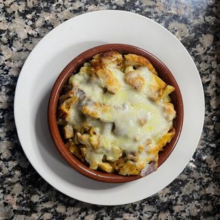 Media Ración De Patatas con pollo y queso
