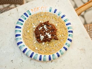 Трюфельна паста орзо з рваною телятиною, карамелізованою цибулею та грецькою фетою Lykas (380г)