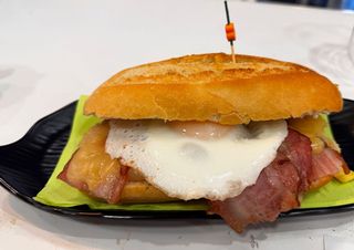 Bocadillo De Bacon Con Queso Y Huevo