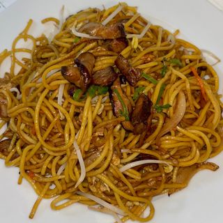 Tallarines fritos con cerdo  