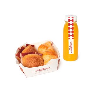 Desayuno de bellota y croissants