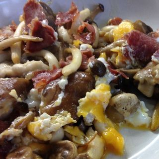 Revuelto de Setas con Taquitos de Jamon