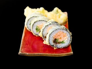 Tempura roll futomaki łosoś z cała rolka w tempurze 6szt