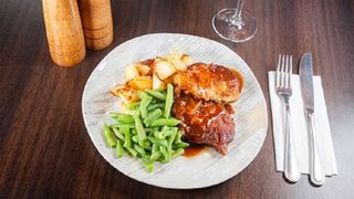 Cotlet de porc cu sos brun, cartofi aromati la cuptor, fasole verde