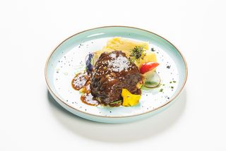 Тушеные конские щечки с картофельным пюре и сыром Моцарелла