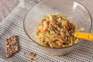 Kupus salata sa krastavcima i šargarepom