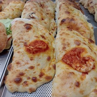 Calzone prosciutto e mozzarella.