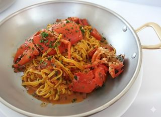 Pasta con astice e pomodorini