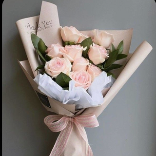 Букет от 9 рози със зеленина и опаковка