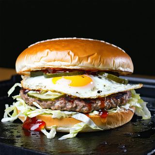 Hamburger cu porc și ou pe plita