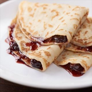 Clatite cu dulceata de visine.