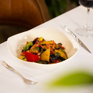 მეგრული სახლის საფირმო ბადრიჯნის სალათა