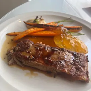 Cochinillo crujiente en su jugo