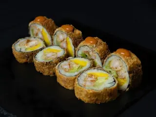 Roll w tempurze z krewetkami i mango (8szt) (300g)