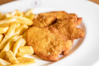 50. Pechuga empanada con papas