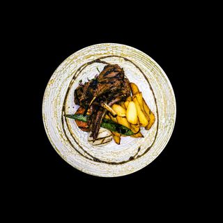 Cotlete de berbecuț New Zealand cu bulgur și salsa de năut