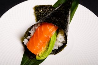 45. Temaki salmone