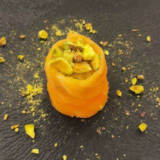 15. Gunkan Salmon Pistacho (1 Pza.)