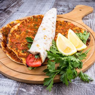 Lahmacun Con Ensalada