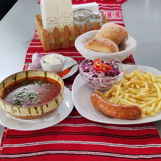 Meniul zilei 2 Bors de sfecla + Carnaciori la tigaie