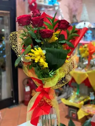 5 Rose Rosse confezionate con Mimosa