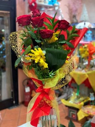 5 Rose Rosse confezionate con Mimosa