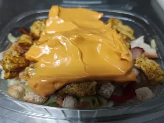 Ensalada de pollo y salsa cheddar