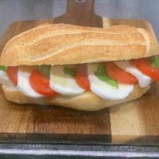 Panino con pomodoro, mozzarella e basilico