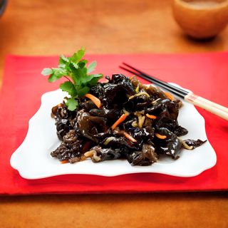 Салат с древесными грибами