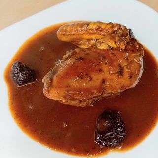 Pollastre amb prunes (350 gr)