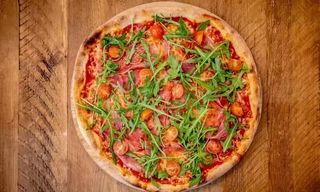 Pizza Parma, rúcula, cherry parmesano