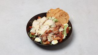 Cezar z kurczakiem ta bekonem