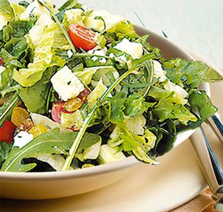 Микс свежи салати със сиренца