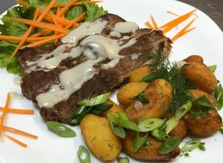 Свинска пържола с гъбен сос (450г)