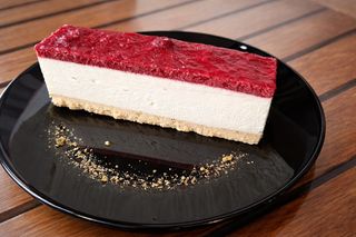 Чийзкейк с малини и бял шоколад