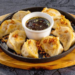 43. Gyoza, grillowane pierożki drobiowe