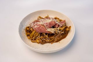 Фетучини с тушеной говядиной, грибами и пастрами