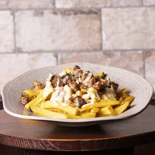 Patate fritte, salsiccia e fonduta