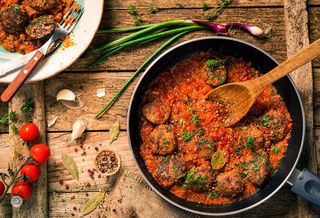 Телешки Кюфтета Със Зеленчуци И Сос (350г)