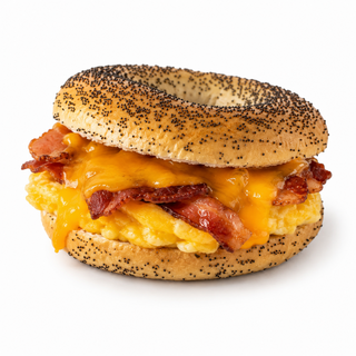 Bagel de bacon, huevo y cheddar