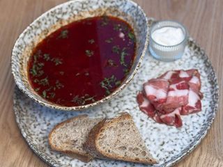 Червоний борщ з салом (350g)