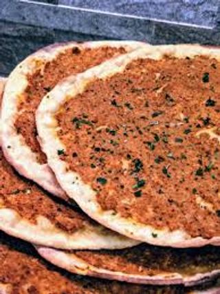 Lahmacun con insalata