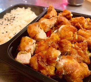 32. Kruche udko z kurczaka z warzywami i sosem 