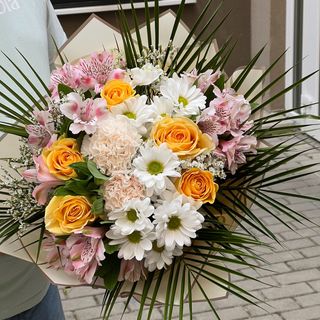 Buchet cu trandafiri galbeni, crizanteme, alstromelii, garoafe si verdeata