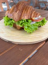 Croissant cu piept de pui